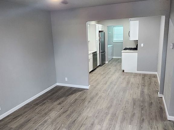 3rd image of 906 Deonne Cir