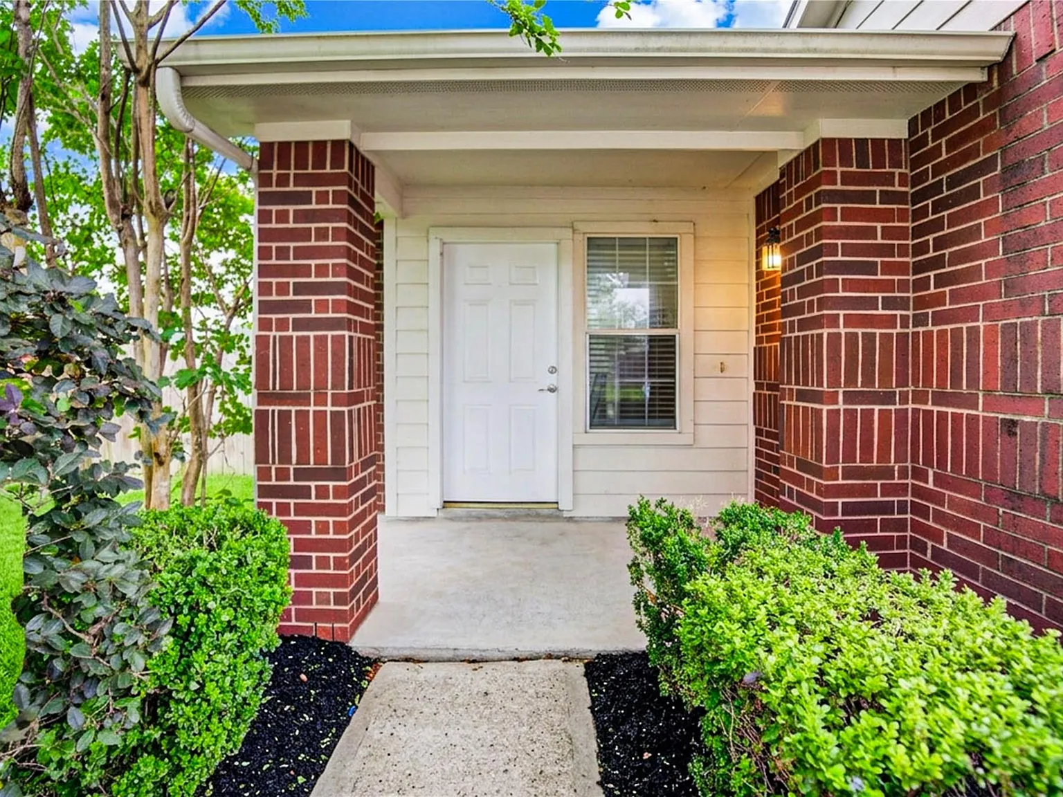 4 bed, 2.5 bath, 2360 sqft, $2,400 — Photo 2