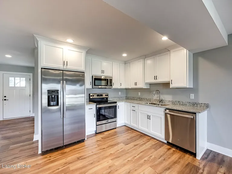 114 N Elm Grove Ave — Photo 12