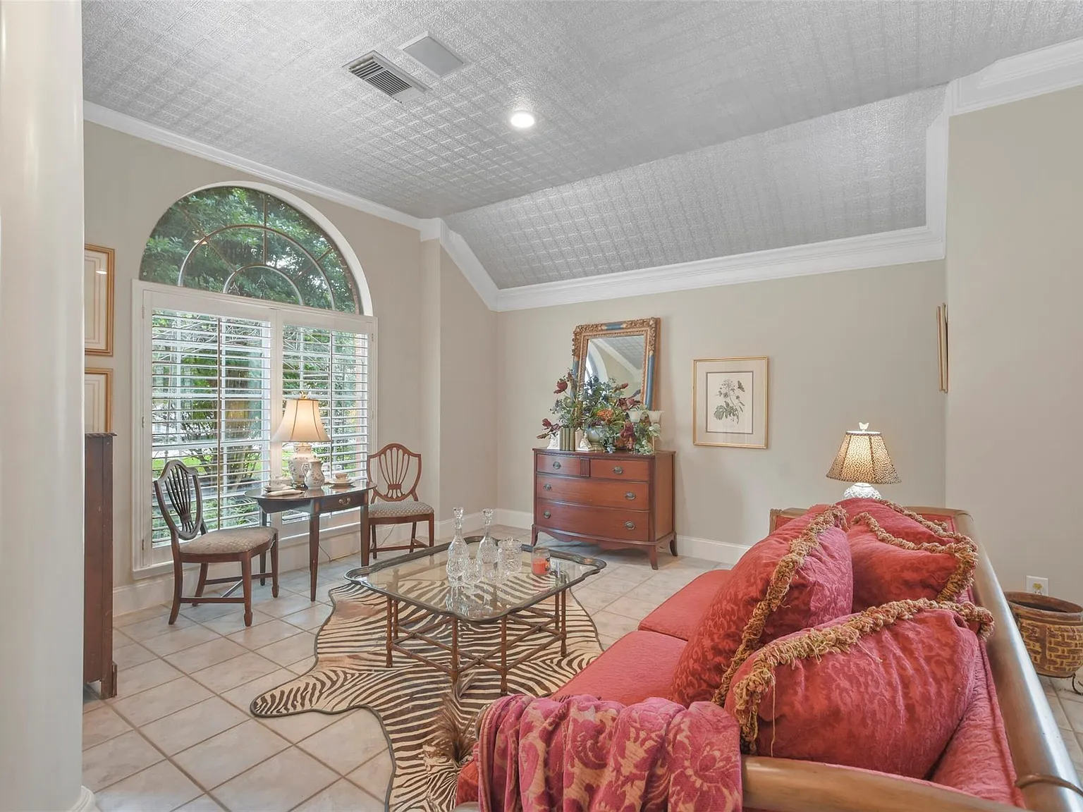 3 bed, 2.0 bath, 2008 sqft, $3,000 — Photo 4