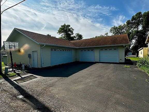 4-Car Garage, asphalt drive