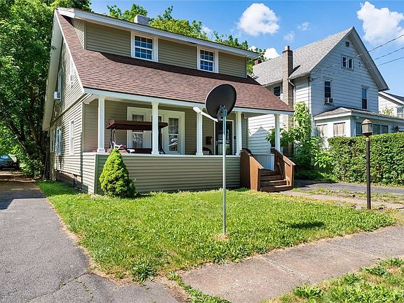 3rd image of 122 Cortland Pl
