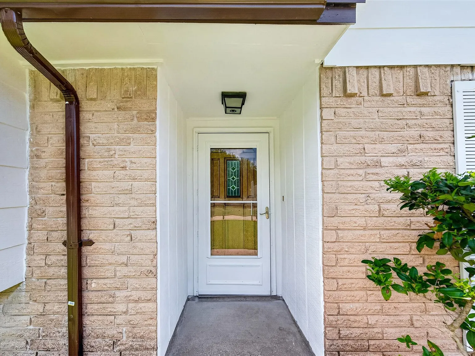 3 bed, 2.0 bath, 1692 sqft, $2,100 — Photo 2