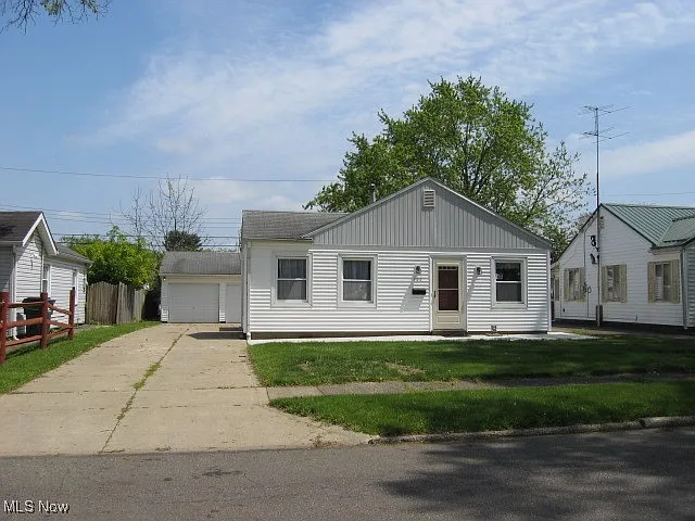 500 Grosvenor Ave NW photo 1