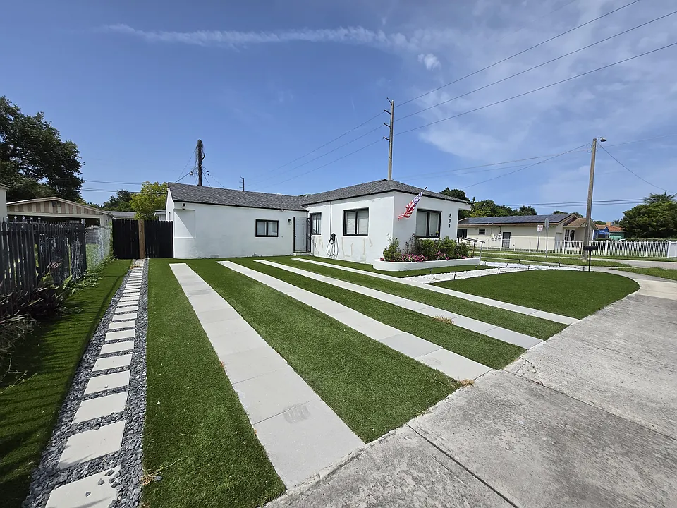 801 NW 75th St