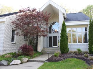 6970 Burtonwood Dr, West Bloomfield, MI