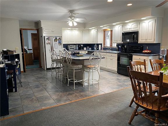 4th image of 298 Union Ave