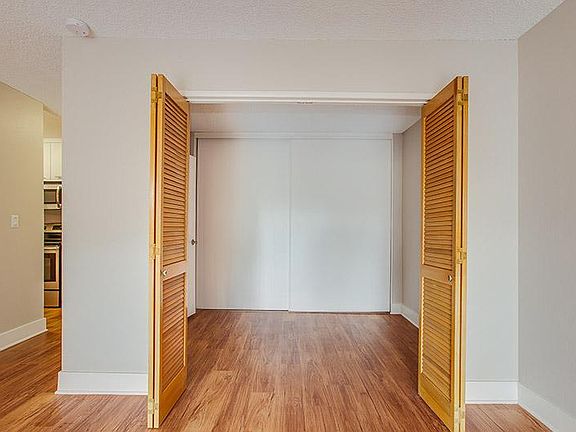 5th image of 301 E Bellevue Dr #208