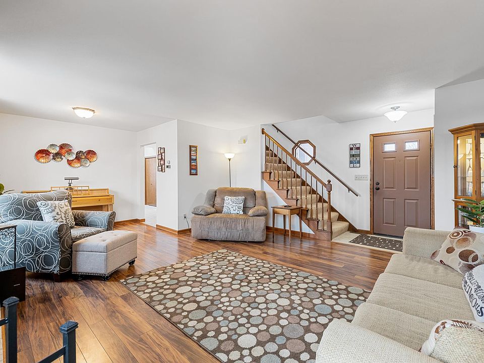 348 Willow Grove Dr, Pewaukee, WI 53072 Zillow