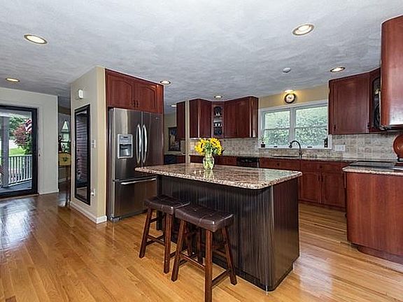 5th image of 13 Emily Ln