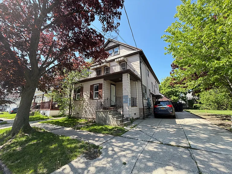 37 Holmes St — Photo 1