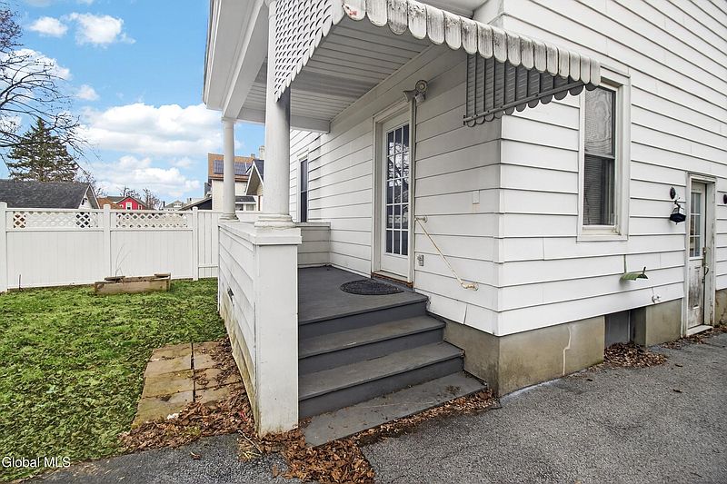 4th image of 1916 Bradford Avenue