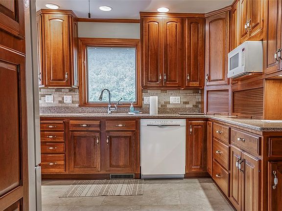 5th image of 571 S 7th St