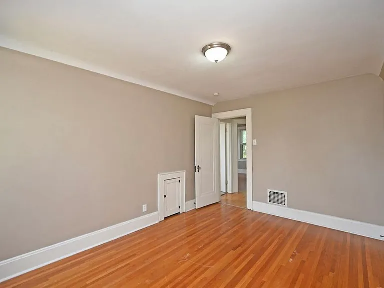 1011 Kreis Ln — Photo 7