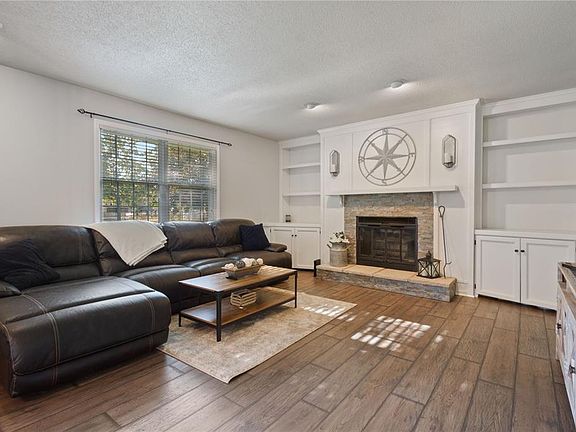 3rd image of 7214 Wilton Dr NE