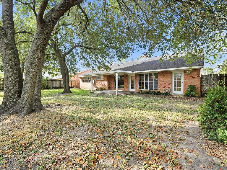 7015 Pella Dr — Photo 29