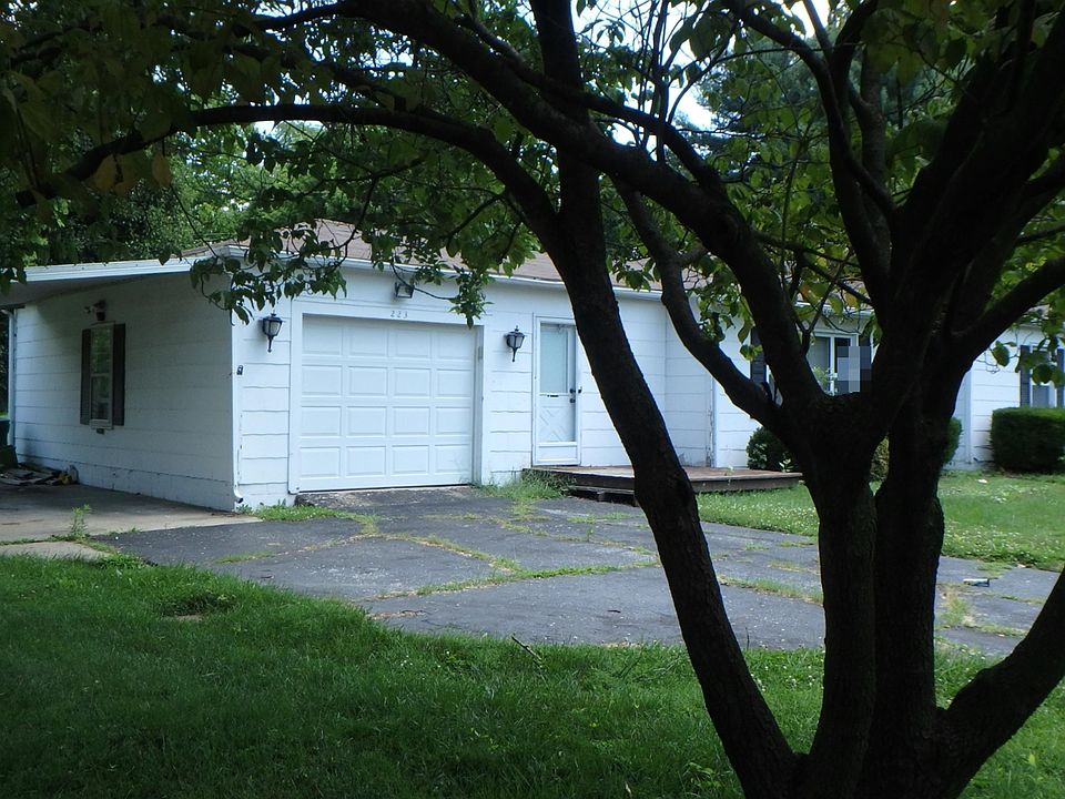 2nd image of 223 Parkway Dr