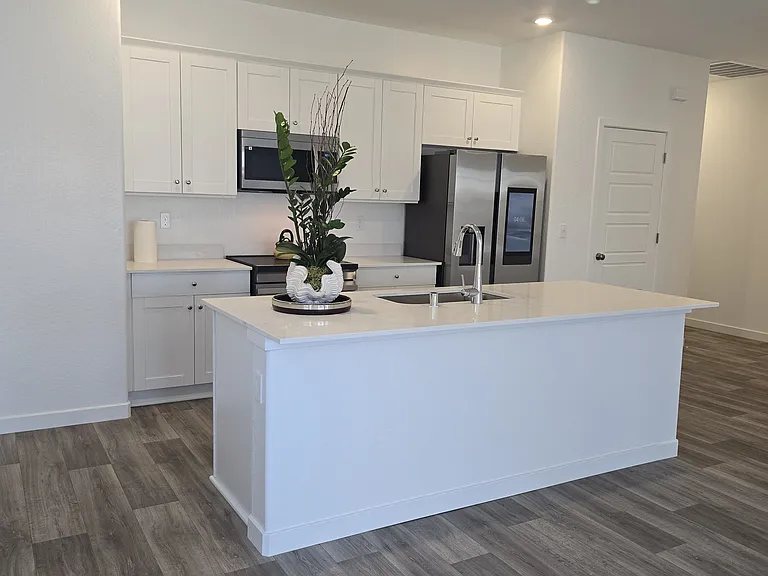 2584 W Cambridge St — Photo 2