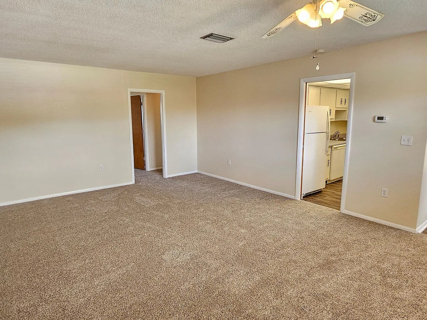Annual Unfurnished 2 Bedroom 1.5 Bathroom Second Floor Condo in Puritan Arms - includes Water, Se... — Photo 3