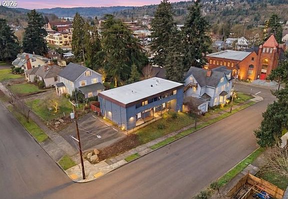 4th image of 718 9th St