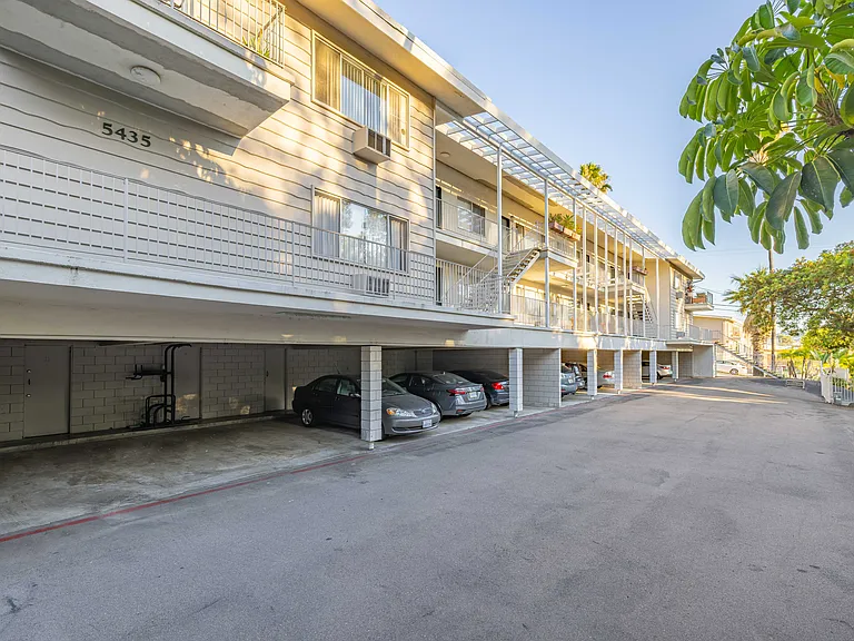 Villa Knolls Apartments — Photo 13
