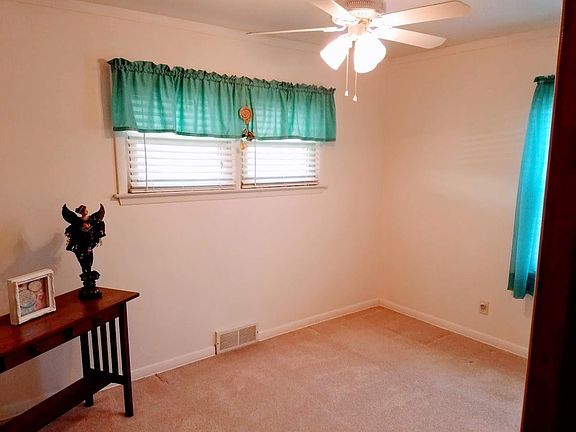 4th image of 5621 Northcote Ave