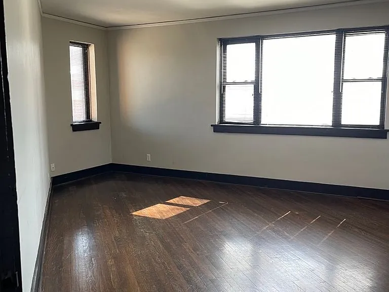 3302 Burt St — Photo 5