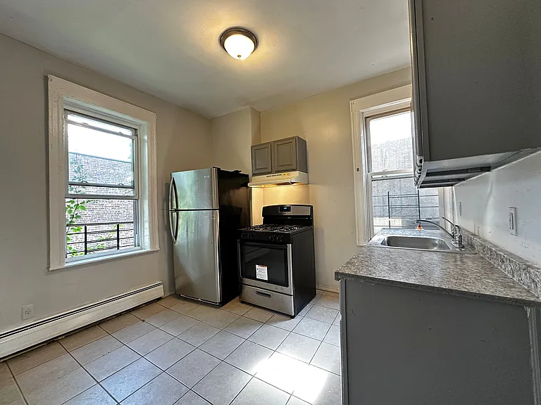 126 Bergen Ave #2E — Photo 2