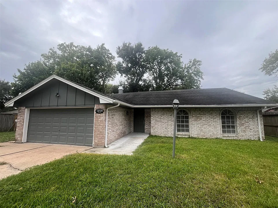 13730 Fernhill Dr