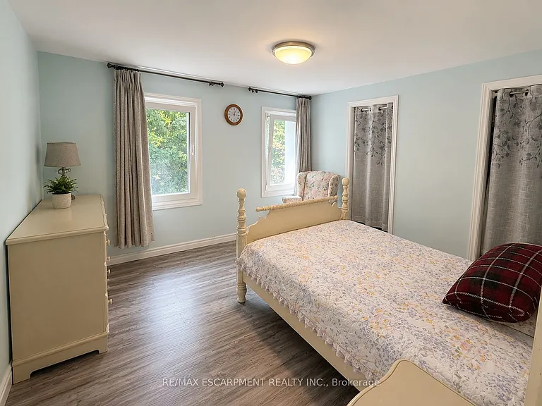 421 Canterbury Cres — Photo 9