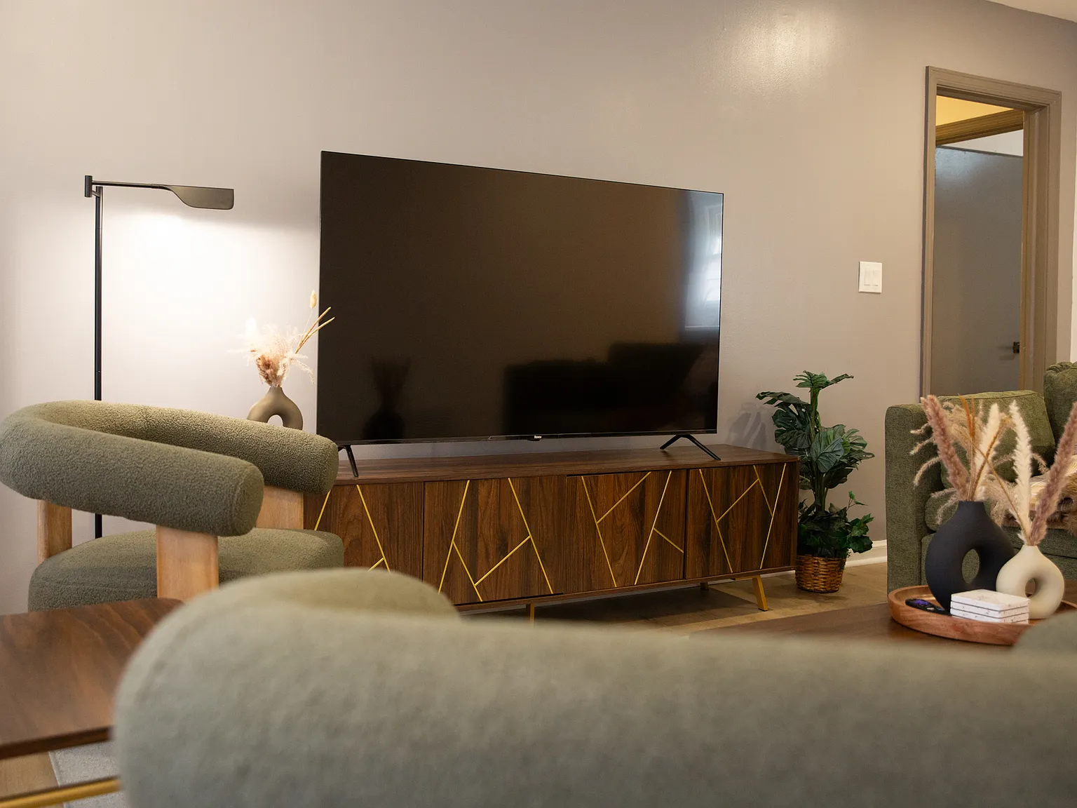 4 bed, 1200 sqft, $6,950 — Photo 3