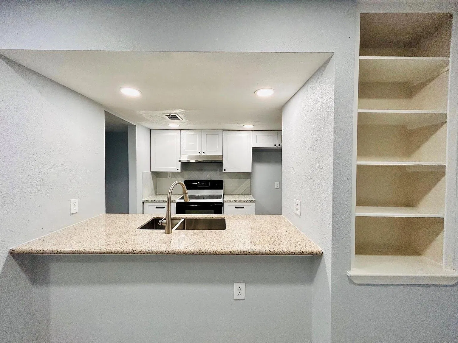 1 bed, 1.5 bath, 1375 sqft, $1,250 — Photo 2