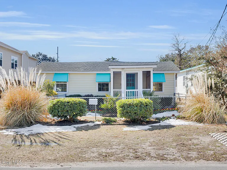 2107 Bay St — Photo 1