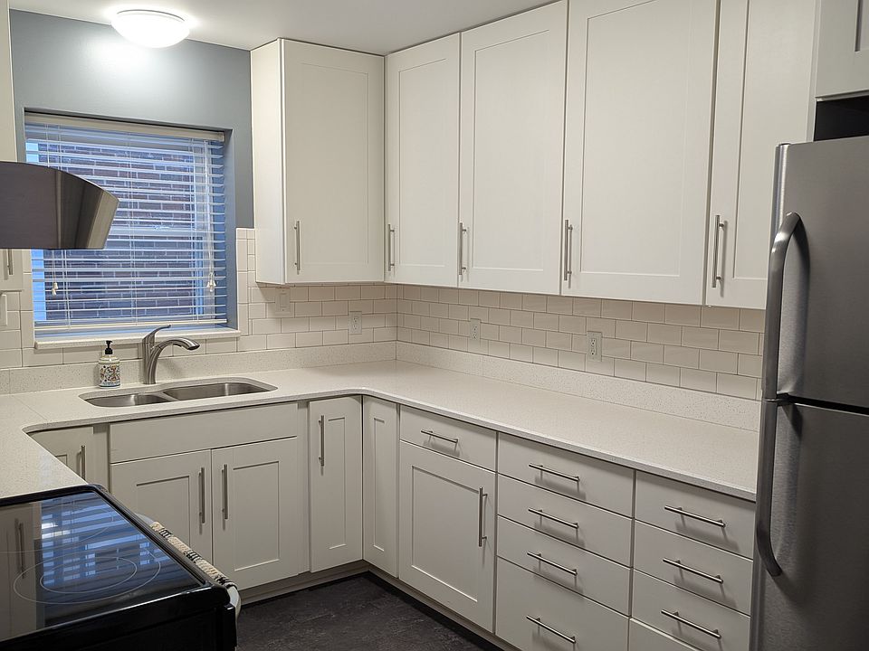 1st image of 1109 Moorlands Dr Floor 1