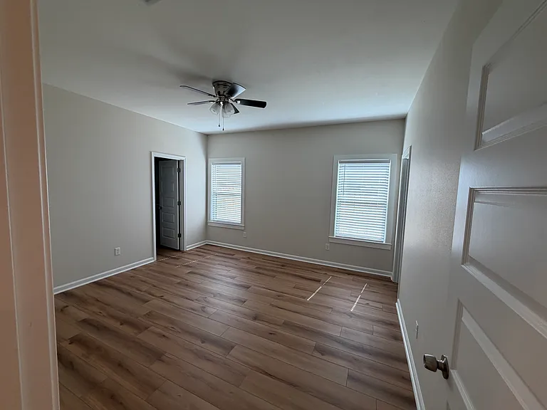 307 NE 2nd St #2 — Photo 11