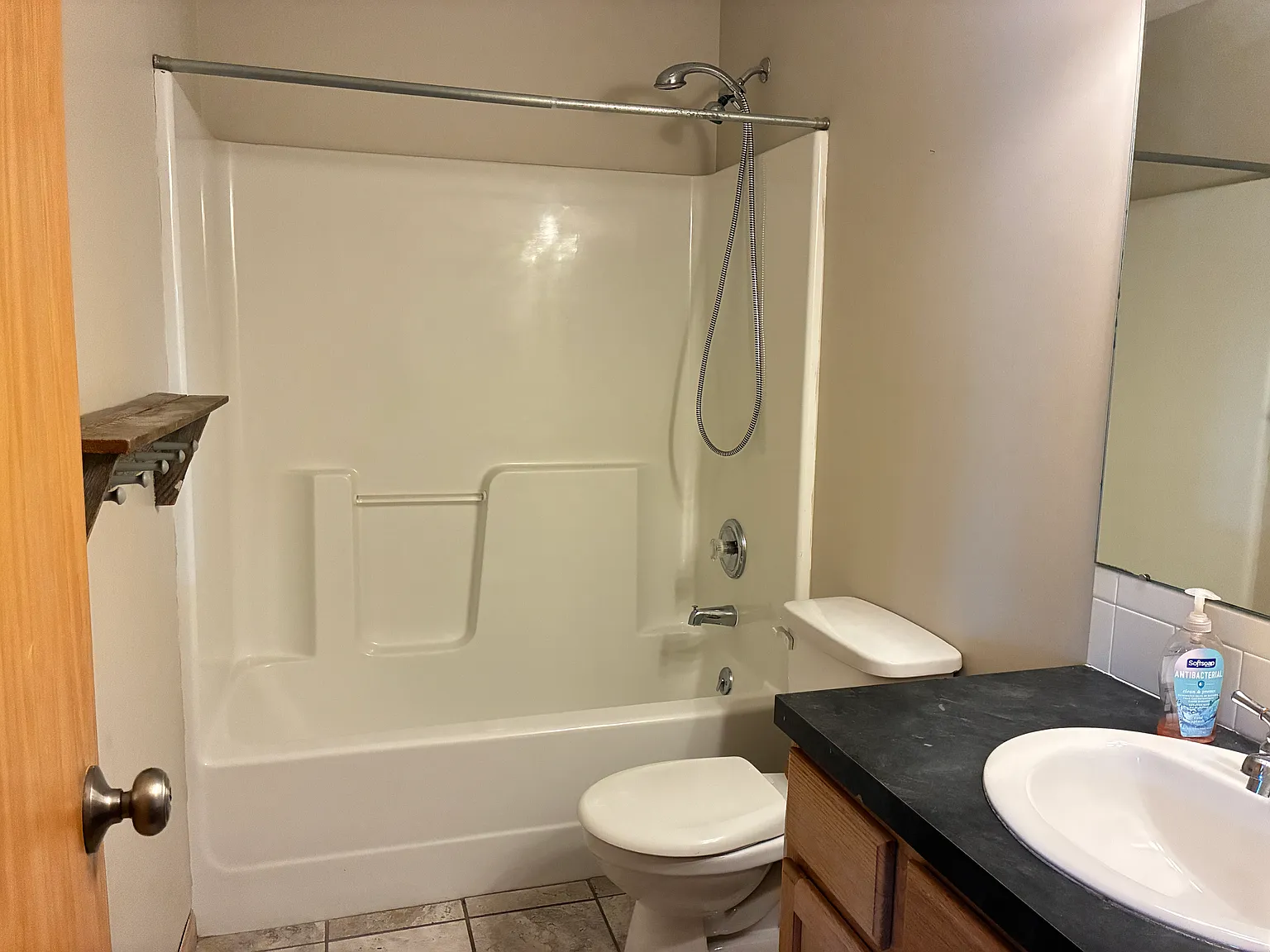 5 bed, 2045 sqft, $2,050 — Photo 3