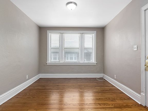 4th image of 3915-21 Hereford St #736