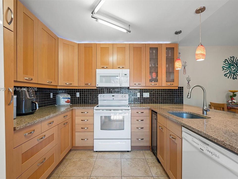 1st image of 920 SW 118th Ter