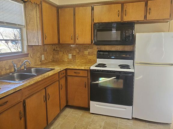3rd image of 3215 Betty Ct