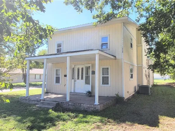 28 S Ohio St, Iola, KS 66749