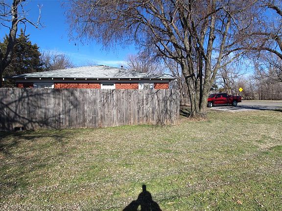 5th image of 104 N Carter Ave