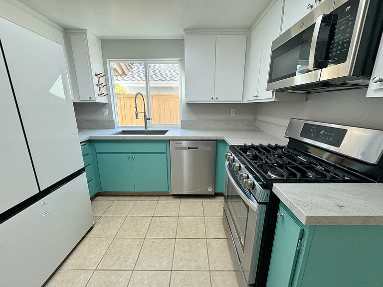 Kitchen (empty)