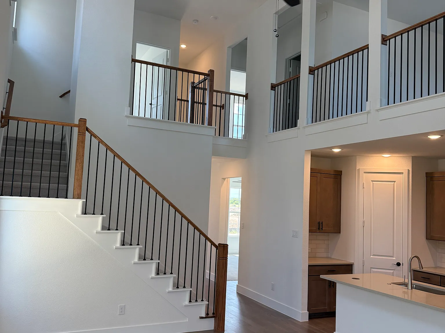 5 bed, 2500 sqft, $4,200 — Photo 2