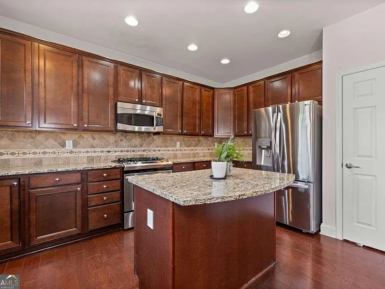 1034 E Paces Cir NE — Photo 14