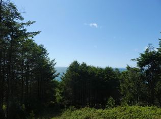 31 Albatross Rd, Whitethorn, CA 95589