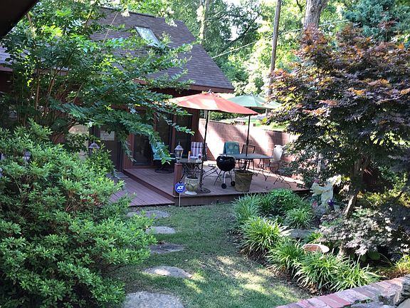 Lush courtyard & deck