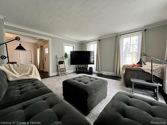 5th image of 210 Center St