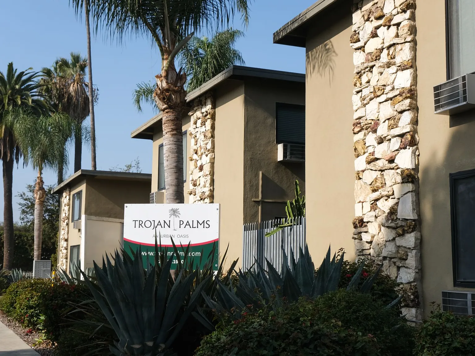 Trojan Palms — Photo 1