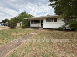 12 Shirley Ln, Edmond, OK 73003