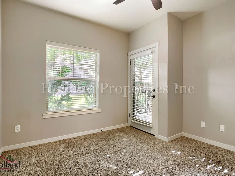 670 NE Roydon Ln — Photo 11